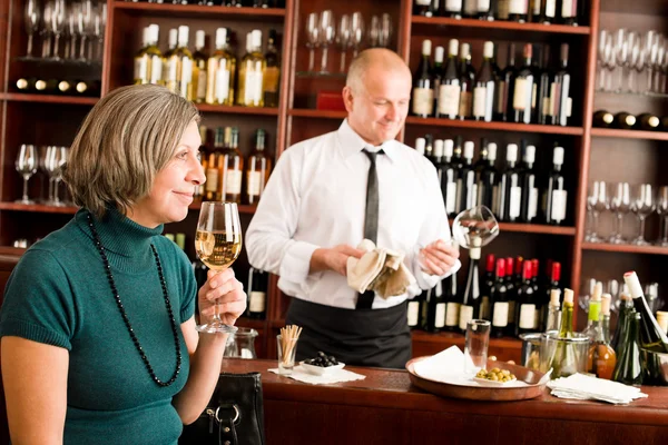 Vinbar senior kvinna njuta av glas vin — Stockfoto