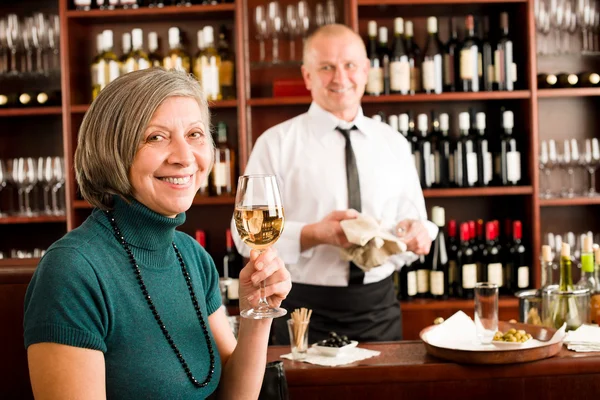 Wine bar donna anziana godere di bicchiere di vino — Foto Stock