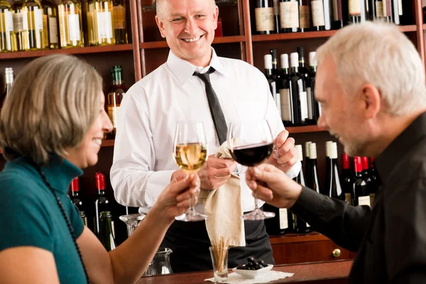 Винный бар для пожилой пары бармен налить бокал — стоковое фото