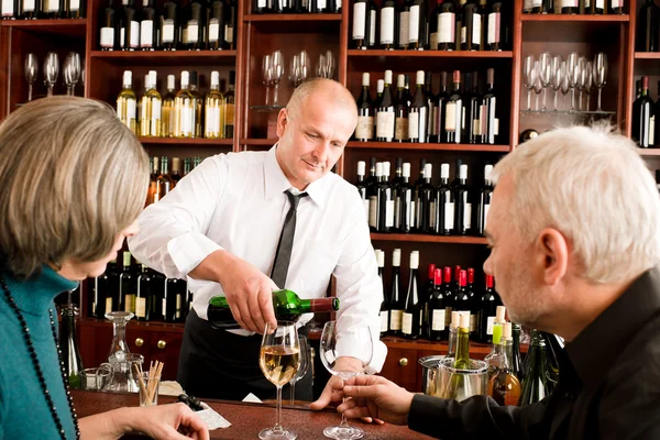 Bar de vinho casal sênior barman derramar vidro — Fotografia de Stock