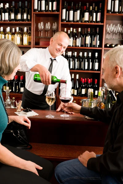 Wine bar anziano coppia barman versare vetro — Foto Stock