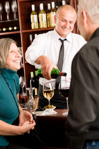 Bar de vinho casal sênior barman derramar vidro — Fotografia de Stock