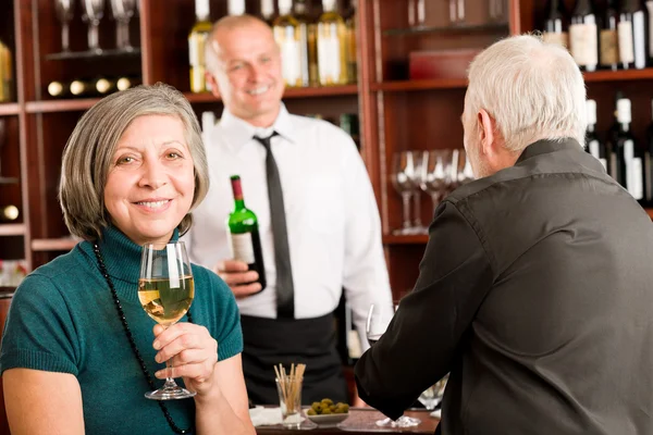 Vinný bar starší pár barman diskusi — Stock fotografie