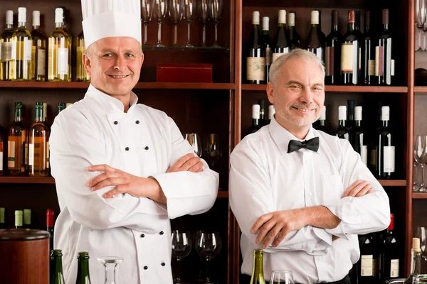 Chef cocinero y camarero restaurante bar de vinos —  Fotos de Stock