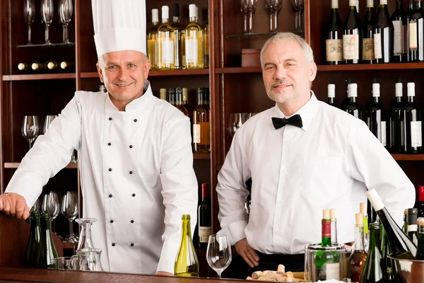 Şef aşçı ve garson şarap Restoran bar — Stok fotoğraf