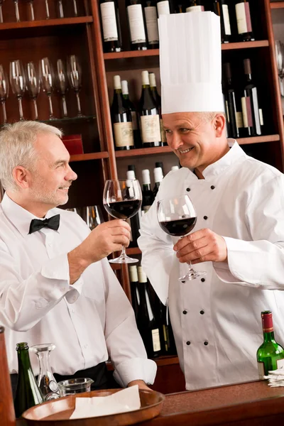 Chef cuoco e cameriere degustazione di vini ristorante — Foto Stock