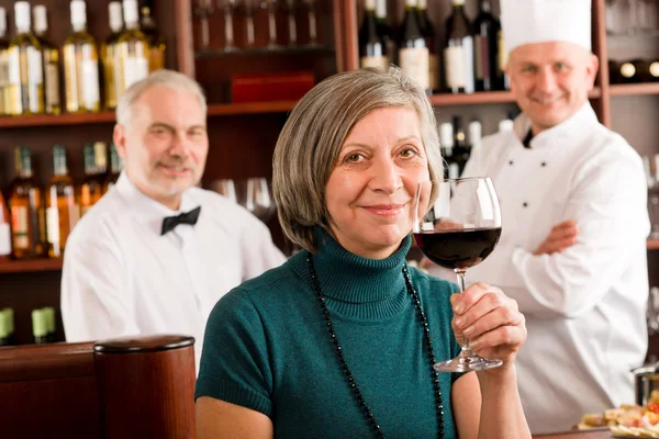 Restoran müdürü tat bardak kırmızı şarap barı — Stok fotoğraf