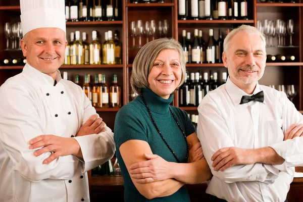 Restaurant manager poseren met professionele medewerkers — Stockfoto