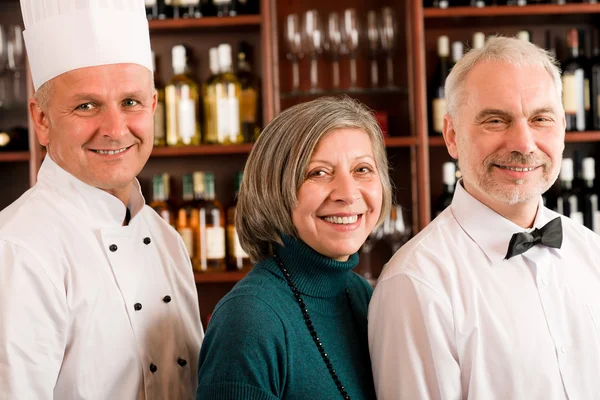 Restaurant manager poseren met professionele medewerkers — Stockfoto