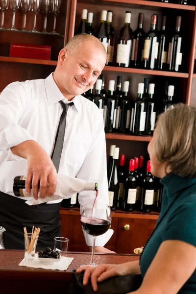 Vinný bar číšník slouží starší žena sklo Stock Snímky