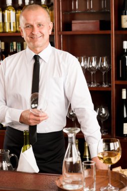 restoranda garson mutlu erkek Bar şarap