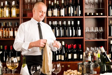 restoranda garson temiz cam Bar şarap