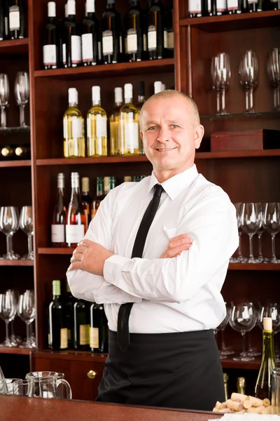 Kelner gelukkig man in restaurant wijnbar — Stockfoto