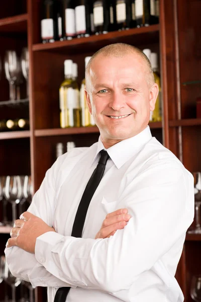Vinotéka pincér boldog férfi étteremben — Stock Fotó