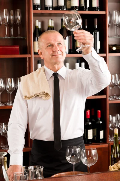 Wine bar cameriere vetro pulito guardando — Foto Stock