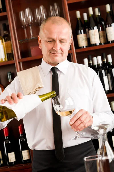 Serveur servir verre de vin restaurant heureux — Photo