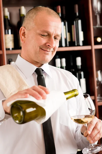Camarero servir copa de vino restaurante feliz —  Fotos de Stock