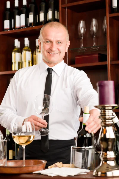 Официант винного бара счастливый мужчина в ресторане — стоковое фото