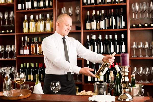 Κρασί μπαρ ευτυχής αρσενικό σερβιτόρου στο εστιατόριο — Φωτογραφία Αρχείου