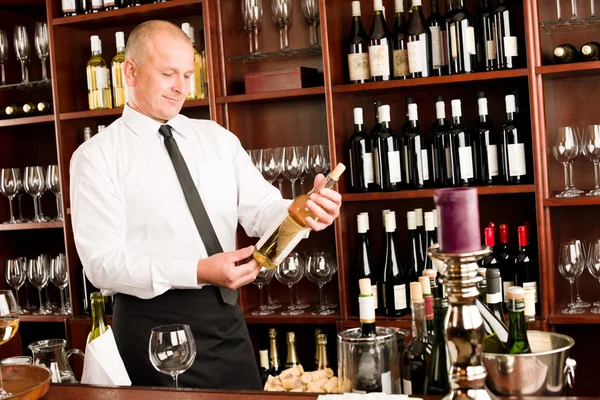 Bar de vinos camarero feliz macho en restaurante —  Fotos de Stock