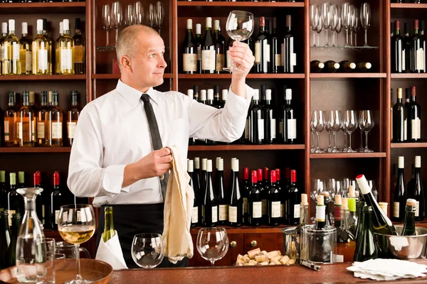 Weinstube Kellner sauberes Glas im Restaurant — Stockfoto