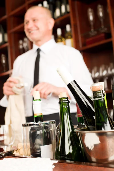 Garçom vinho bar garrafas no restaurante — Fotografia de Stock