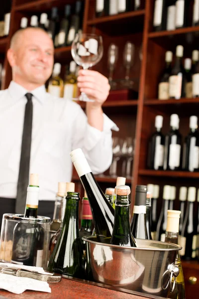 バーのレストランでウェイターきれいなガラスをワインします。 — ストック写真