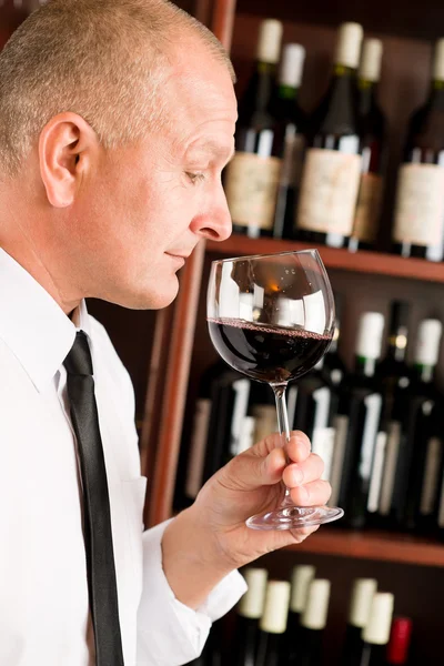 Bar číšník vůně sklo červené víno restaurace — Stock fotografie