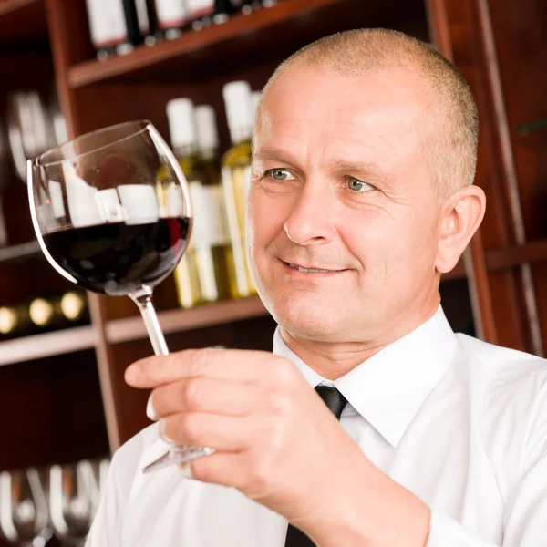 Winiarni kelner patrząc restauracja szkło — Zdjęcie stockowe
