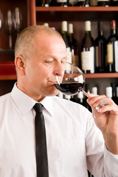 Μπαρ σερβιτόρος γεύση ποτήρι κόκκινο κρασί εστιατόριο — Φωτογραφία Αρχείου