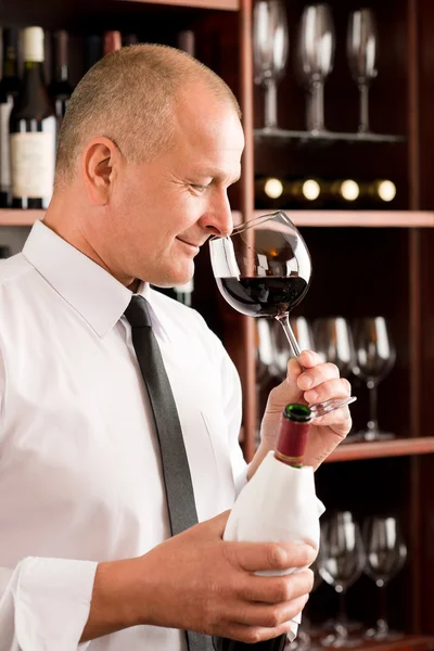 Bar cameriere odore vetro vino rosso ristorante — Foto Stock