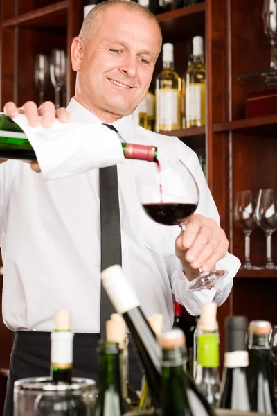 葡萄酒酒吧服务员倒杯中餐厅 — 图库照片