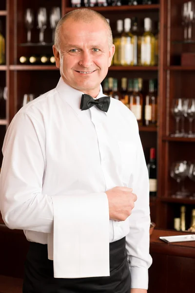葡萄酒酒吧侍者成熟的微笑在餐厅 — 图库照片