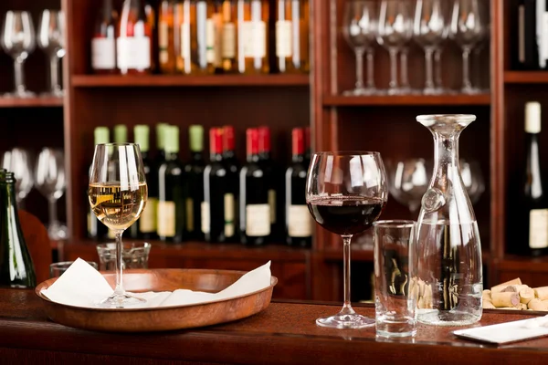 Şarap tatma tepsi süsleme kurmak Bar — Stok fotoğraf