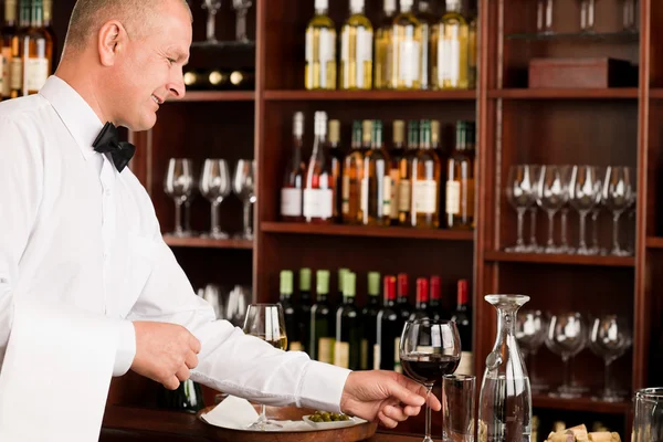 Vino bar camarero maduro servir vidrio restaurante —  Fotos de Stock