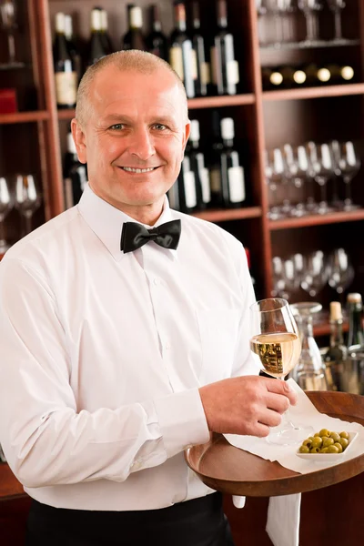 Wine bar cameriere maturo servire ristorante di vetro — Foto Stock