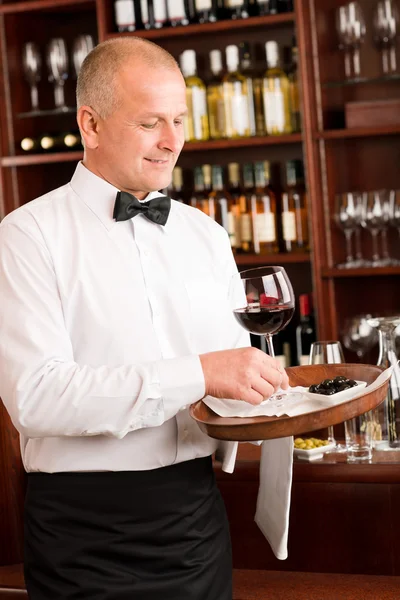 成熟的葡萄酒酒吧侍者服务玻璃餐厅 — 图库照片