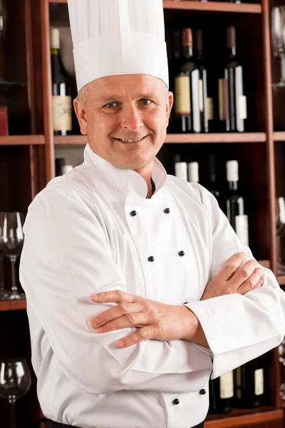 Chef cozinheiro confiante profissional posando restaurante — Fotografia de Stock