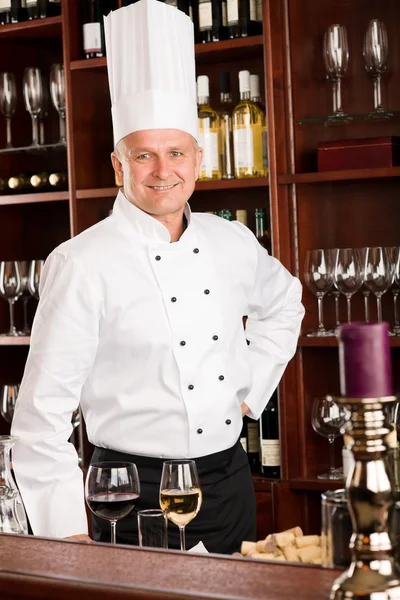 Şef Aşçı şarap duran kendine güvenen Restoran bar — Stok fotoğraf