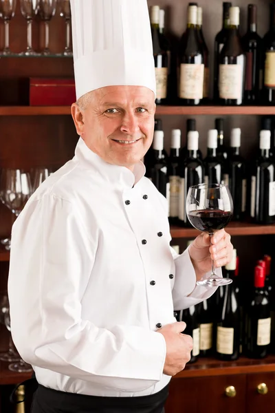 Chef cozinhar vinho bar de pé restaurante confiante — Fotografia de Stock