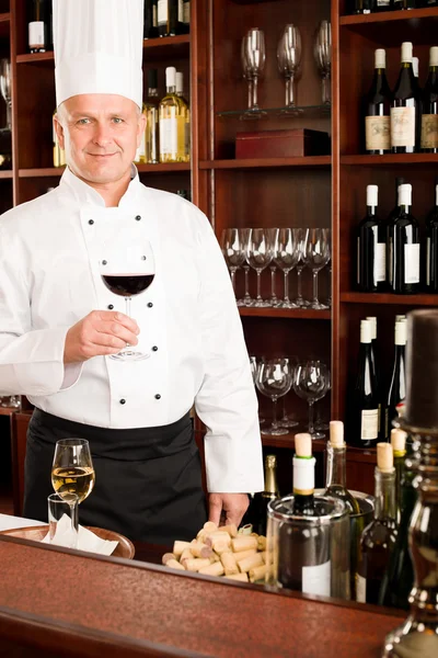 Σεφ μάγειρας κρατήστε πατημένο ποτήρι κρασί στο εστιατόριο — Φωτογραφία Αρχείου