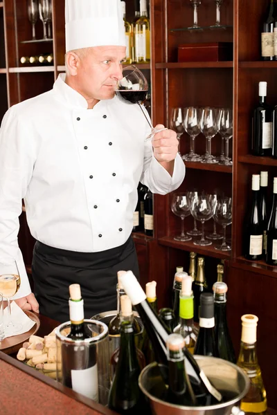 Cocinero degustar copa de vino en el restaurante —  Fotos de Stock