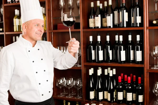 Chef cocinero celebrar copa de vino en el restaurante —  Fotos de Stock