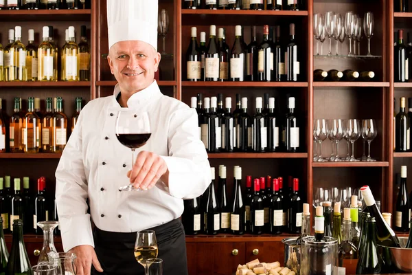 Chef-kok koken lachende serve glas wijn restaurant — Stockfoto