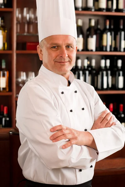 Kocken laga säker professionell poserar restaurang — Stockfoto