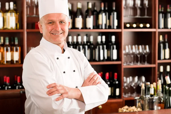 Chef cocinero confiado posando restaurante profesional — Foto de Stock