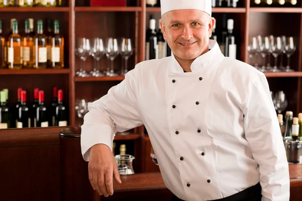 Kocken laga säker professionell poserar restaurang — Stockfoto