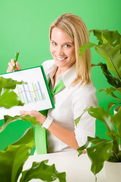 Escritório de negócios verde mulher mostrar gráficos plantas — Fotografia de Stock