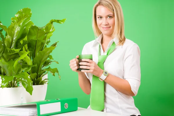 Grüne Geschäftsfrau lächelt Kaffee — Stockfoto