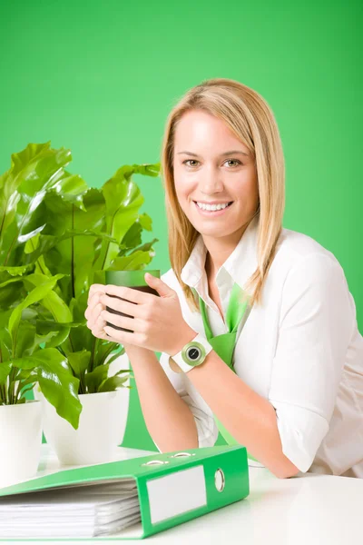 Mulher de negócios verde no escritório sorrindo café — Fotografia de Stock